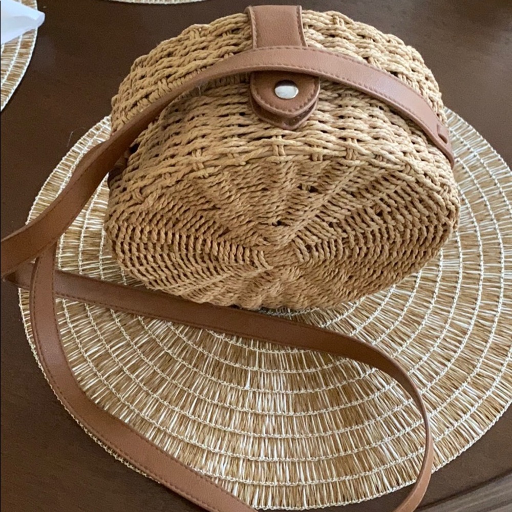 Round straw crossbody bag!